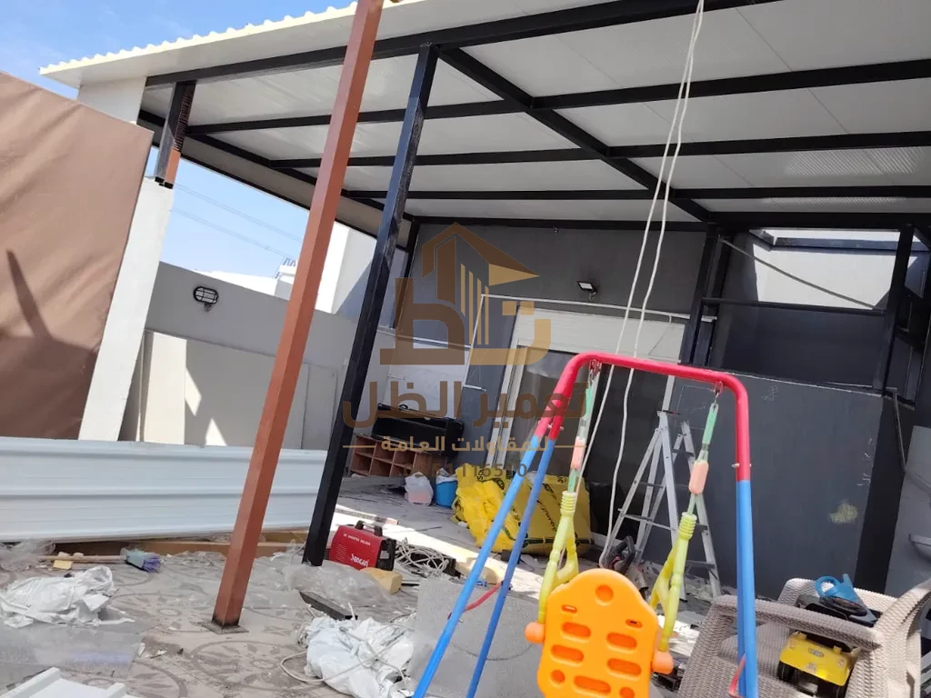 برجولا خشبية حديثة تظلّل جلسة خارجية في جدة