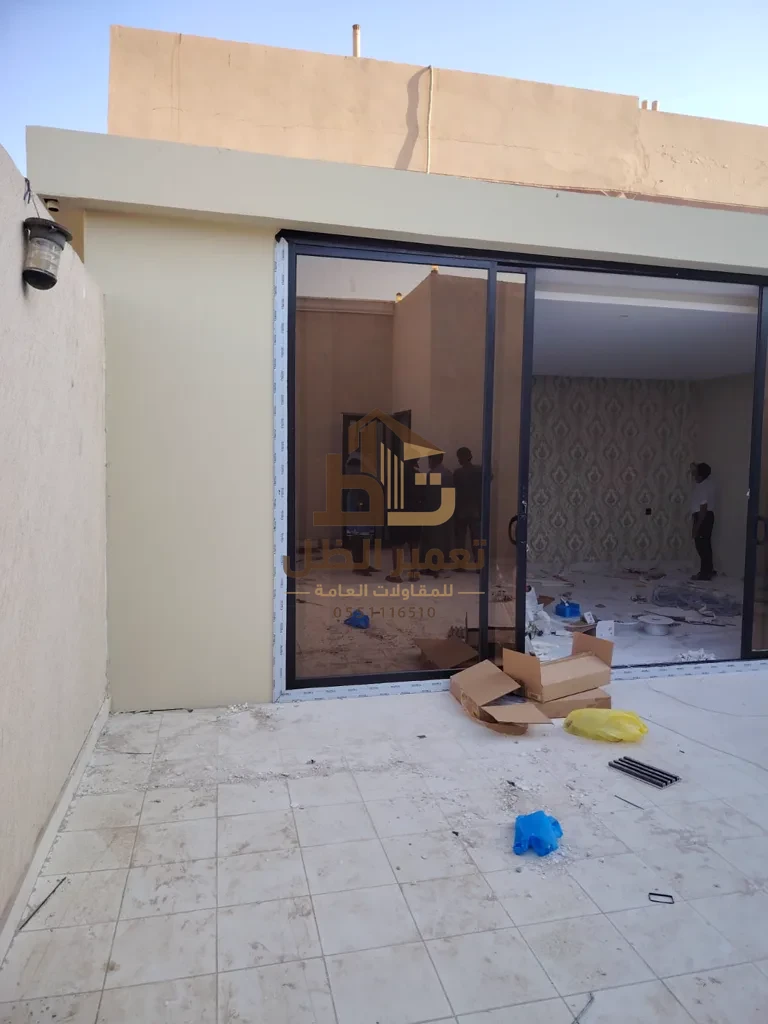 سقف معدني على سطح مبنى