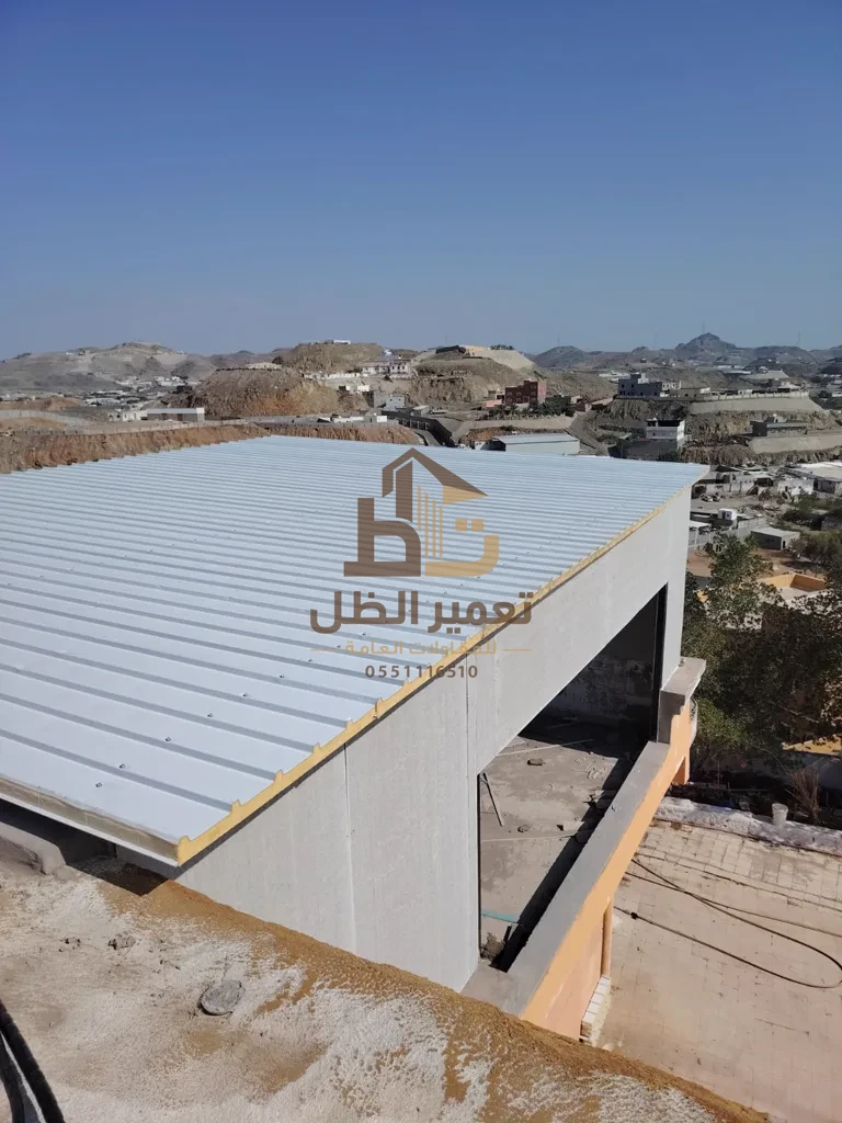 هيكل برجولة حديدية في فناء