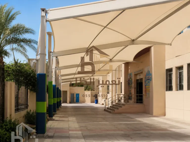 مظلة تظلّل ملعبًا مدرسيًا لحماية الطلاب أثناء اللعب