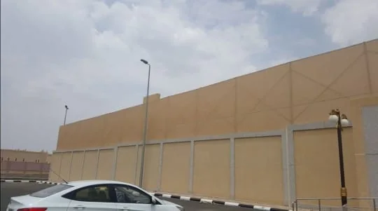 ساتر ألواح ممتد على سور خارجي طويل
