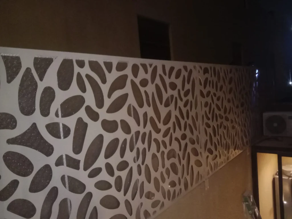 ساتر ليزر أبيض بنقش حصوي بيضاوي على درابزين