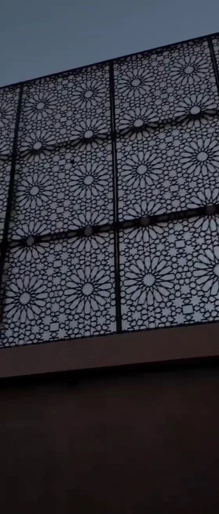مقطع فيديو لساتر ليزر بنقوش هندسية مركّب في زاوية فناء منزل بجدة