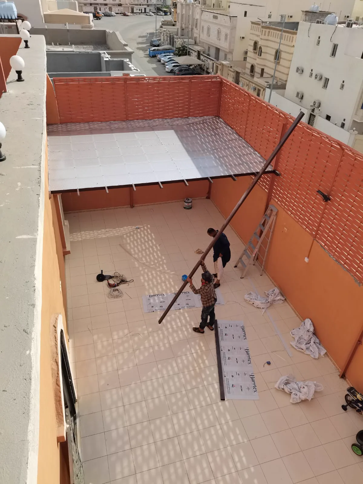 تركيب ساتر معدني على سطح منزل أثناء التنفيذ في جدة