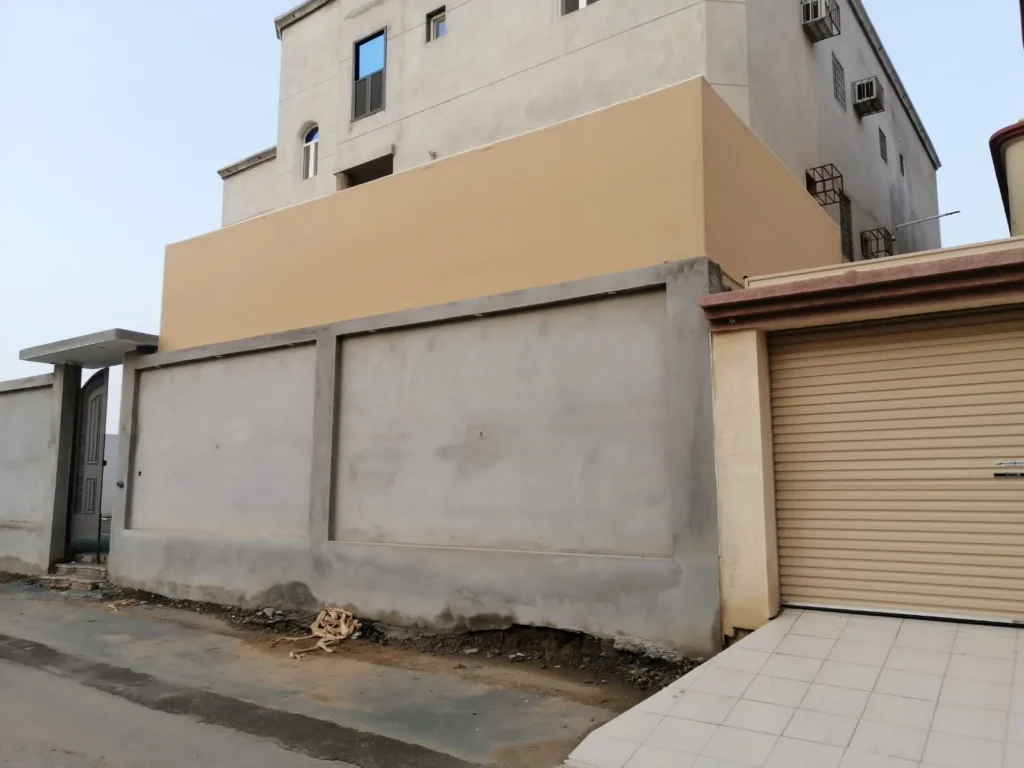 ساتر ألواح بيج مثبّت أعلى سور فيلا سكنية