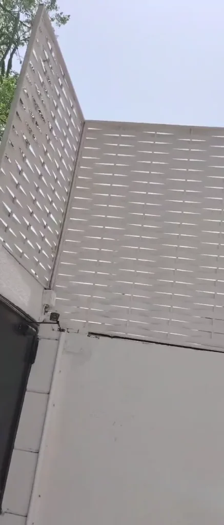 مقطع فيديو لساتر معدني مجدول مركّب على أسوار جانبية لمنزل في جدة