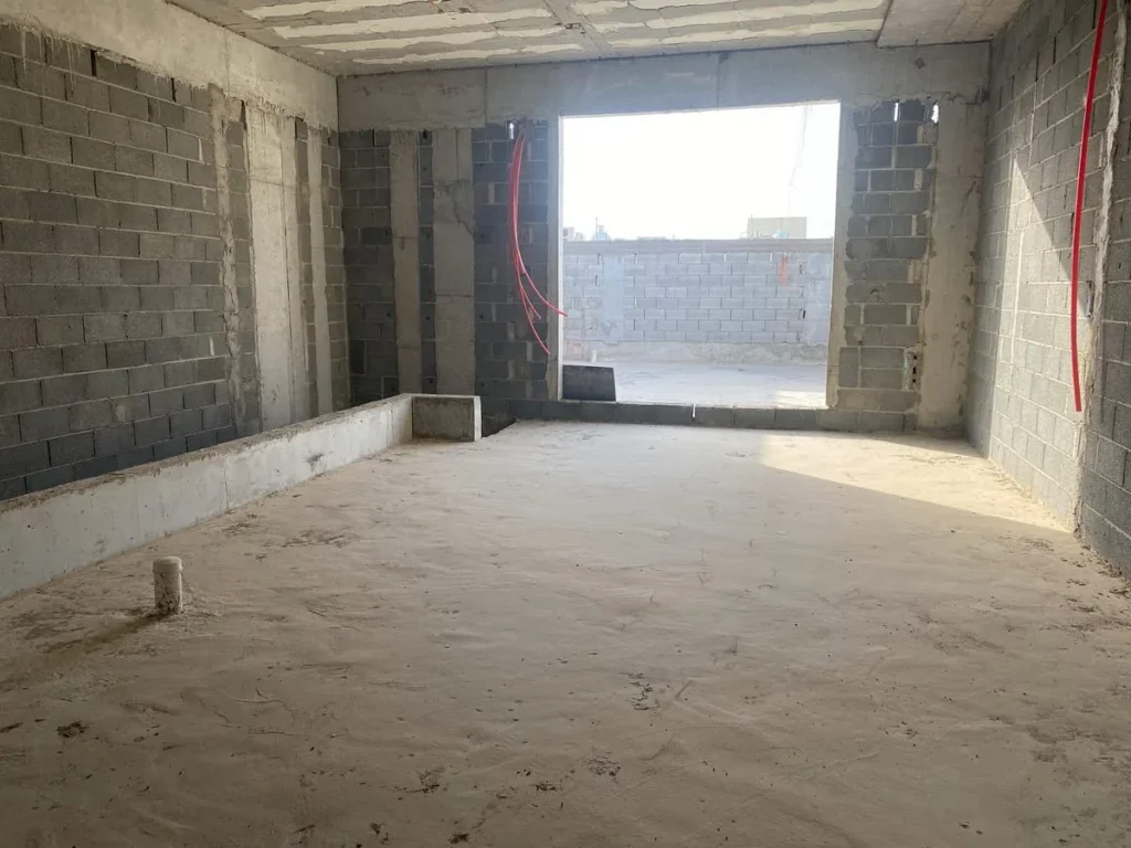صالة بجدران بلوك وفتحة واسعة قبل أعمال التشطيب