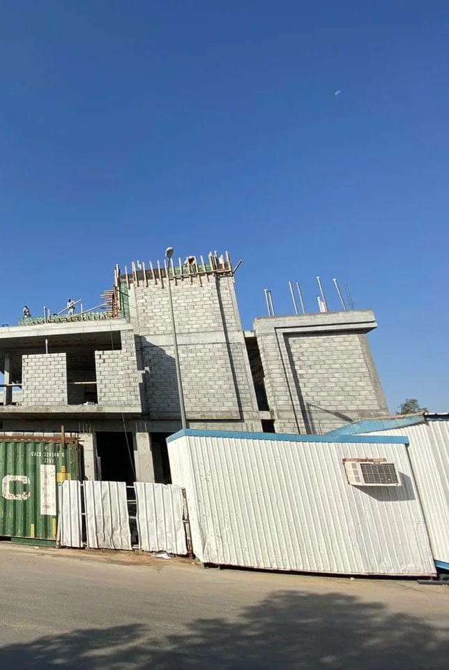 مبنى قيد الإنشاء بجدران بلوك وأعمدة خرسانية