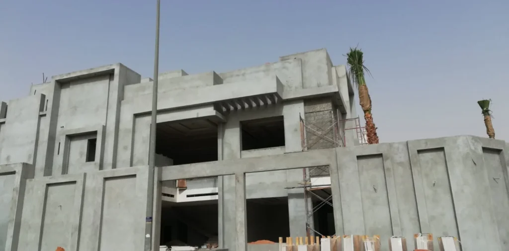 هيكل خرساني لفيلا من طابقين بعد صب الأعمدة والأسقف