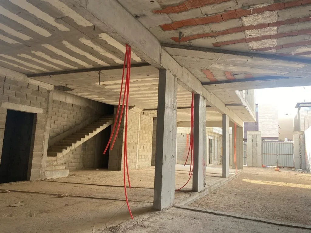 دور أرضي بأعمدة خرسانية ودرج في مرحلة الهيكل
