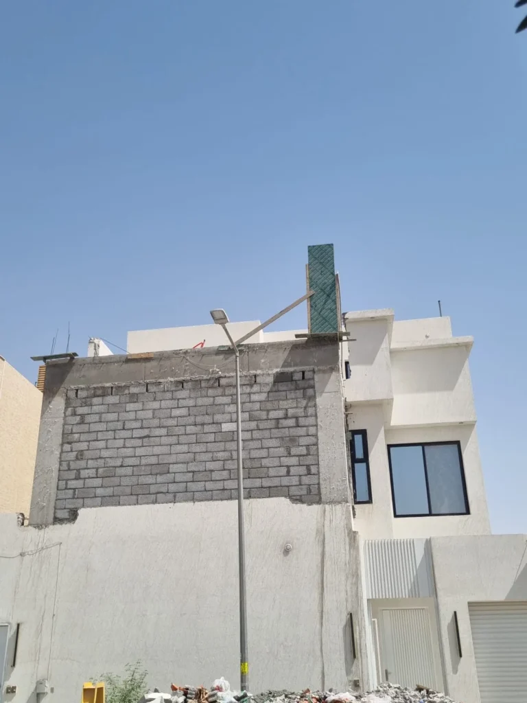 جدار بلوك لدور علوي فوق طابق أرضي مكتمل الواجهة