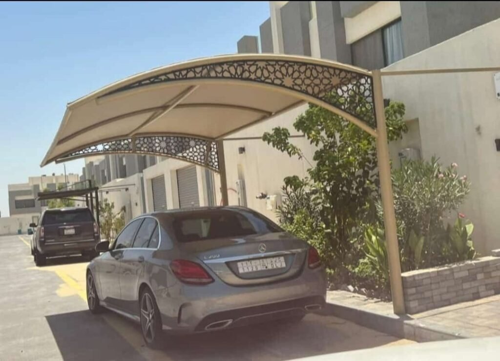 مظلة كابولية بتغطية فاتحة وحافة مقصوصة بالليزر تغطي سيارة أمام فيلا