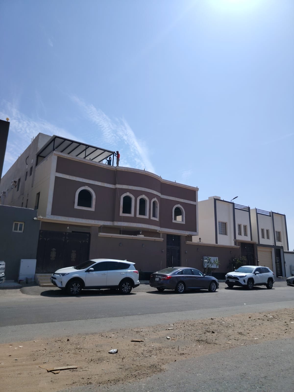 مظلة ساندوتش بانل على سطح منزل ضمن صف منازل
